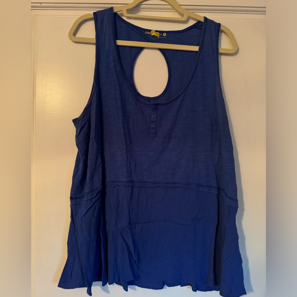 Keyhole back sleeveless top